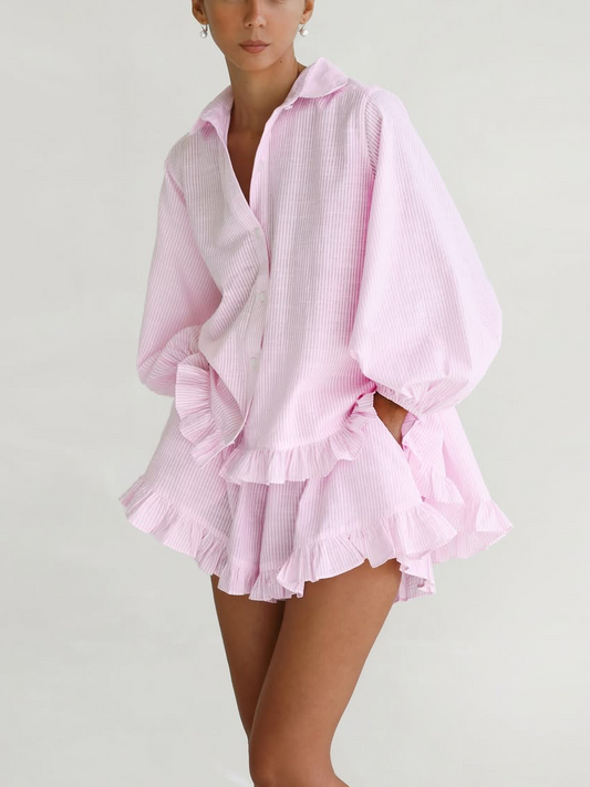 Randigt set med kavajslag, bubbelärmar och volangshorts