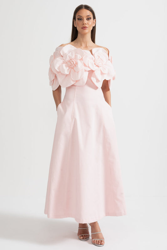 Off-Shoulder Midi-klänning med stora blommiga detaljer i tyg - Rosa
